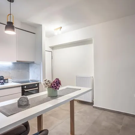 Aretha-simone-your Urban Apartment Thessaloniki